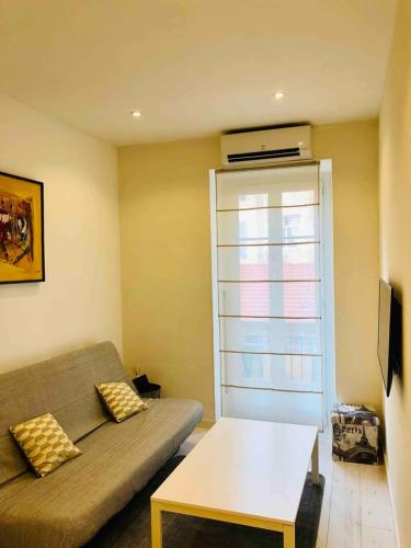 une chambre avec un canapé, une table et une fenêtre dans l'établissement Studio Nice Centre 4P Jean médécin avenue, à Nice