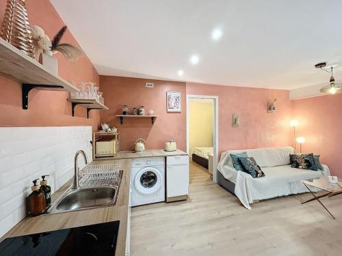 une cuisine avec un évier et une machine à laver dans l'établissement Centre Historique de Caen, à Caen