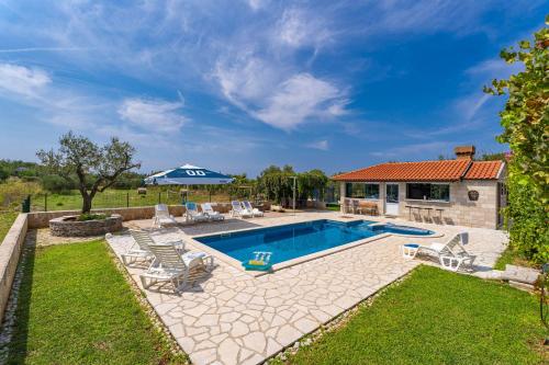 Bazén v ubytovaní Holiday Home Luce alebo v jeho blízkosti
