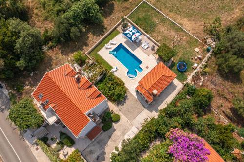 Bazén v ubytovaní Holiday Home Luce alebo v jeho blízkosti
