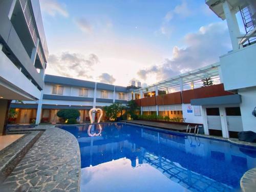 Bazén v ubytování Dafam Hotel Cilacap nebo v jeho okolí