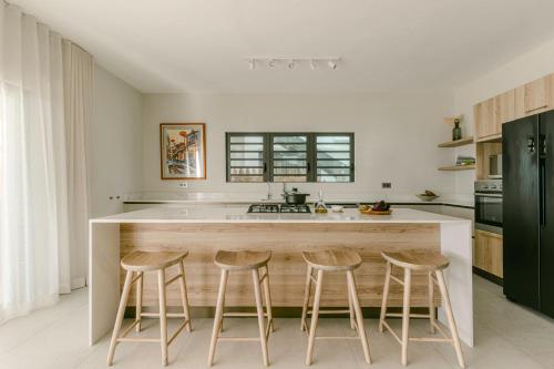 Una cocina o zona de cocina en Tamarin Sunset Beach III