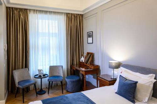 a hotel room with a bed and a desk at Hotel Transilvania in Cluj-Napoca