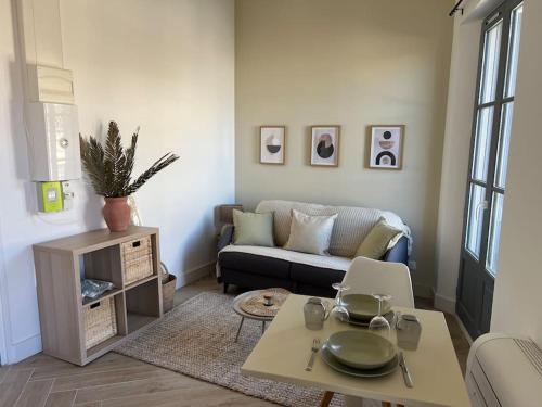 un salon avec un canapé et une table dans l'établissement Tylkostudio - Le Corner, à Montpellier
