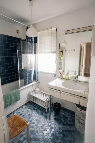 une salle de bain avec un lavabo et un miroir dans l'établissement Eiffel Tower, à Paris