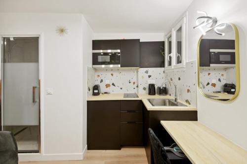 Kuchyňa alebo kuchynka v ubytovaní 342 Suite Elena - Stunning Parisian apartment