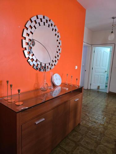 un espejo encima de un tocador en una habitación en Casa de Hospedes Kwetu, en Maputo