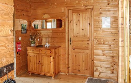 eine Blockhütte mit einer Holztür und einer Theke in der Unterkunft Ferienhaus Tauber 84 in Hayingen
