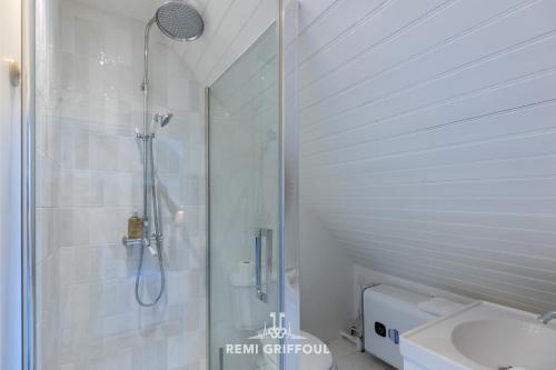 une salle de bain avec une douche, des toilettes et un lavabo dans l'établissement Dolphin view - studio - Cozy nest with a view of the port, à Honfleur
