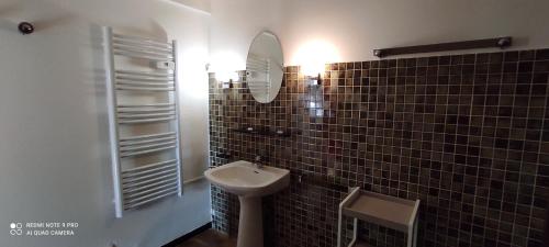 une salle de bain avec un lavabo et un miroir dans l'établissement Maison avec jolie vue, 5mn à pied du centre, à Sarlat-la-Canéda