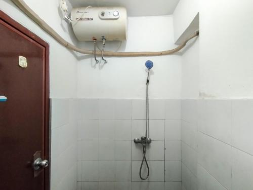Bilik mandi di Minimalist 3BR Gateway Ahmad Yani Cicadas Apartment By Travelio