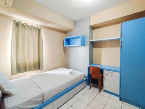 Katil atau katil-katil dalam bilik di Minimalist 3BR Gateway Ahmad Yani Cicadas Apartment By Travelio