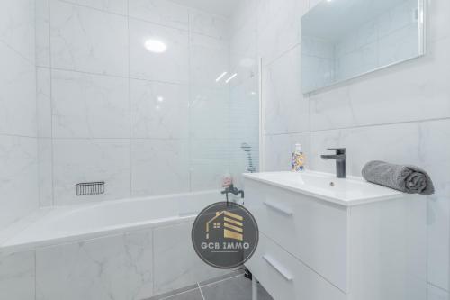 une salle de bain blanche avec un lavabo et une baignoire dans l'établissement 