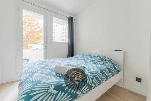une chambre blanche avec un lit avec une couette bleue dans l'établissement 
