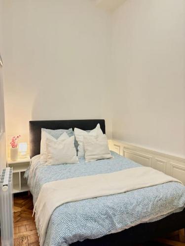 a bedroom with a bed with pillows on it at Luxueux Appartement à Notre-Dame in Paris