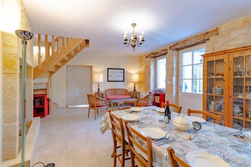 une salle à manger et un salon avec une table et des chaises dans l'établissement Le Promontoire, à Groléjac