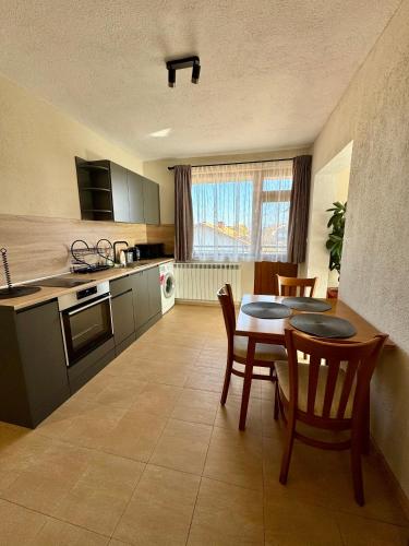 una cucina e una sala da pranzo con tavolo e sedie di Стаи за гости Дима a Bansko