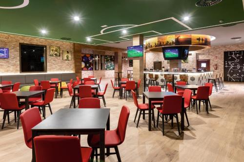 a restaurant with tables and chairs and a bar at Hotel Riu Palace Boavista - All Inclusive in Boa Ventura