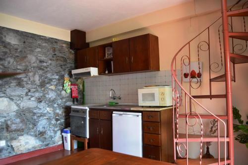 Kuchyň nebo kuchyňský kout v ubytování Casal São João Cottages