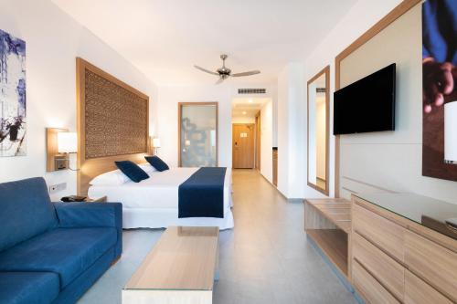 a hotel room with a bed and a couch at Hotel Riu Palace Boavista - All Inclusive in Boa Ventura