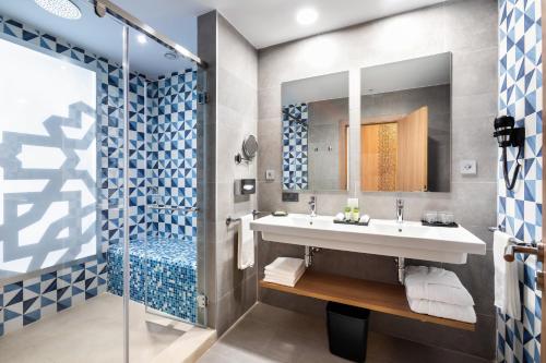 a bathroom with a sink and a shower at Hotel Riu Palace Boavista - All Inclusive in Boa Ventura
