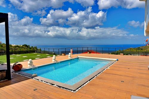 Bazén v ubytování Magnifique appartement Wonm Vue mer & pisicine nebo v jeho okolí