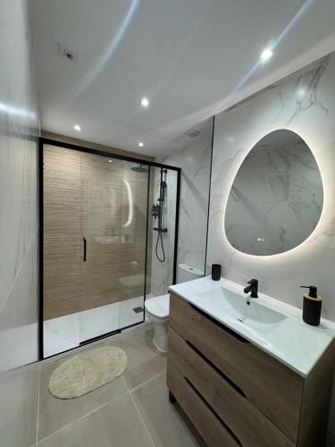 a bathroom with a sink and a shower and a toilet at El Apartamento de Cristian 4 in Benidorm