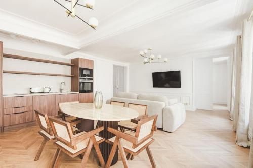 un salon avec une table et un canapé dans l'établissement Appartement de Luxe 6P - Muette Trocadero, à Paris