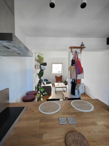 - un salon doté de parquet dans l'établissement Cocon au cœur de Paris, à Paris