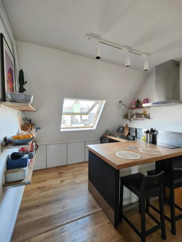 - une cuisine avec un îlot au milieu d'une pièce dans l'établissement Cocon au cœur de Paris, à Paris