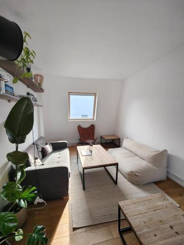 un salon avec un canapé et une table dans l'établissement Cocon au cœur de Paris, à Paris