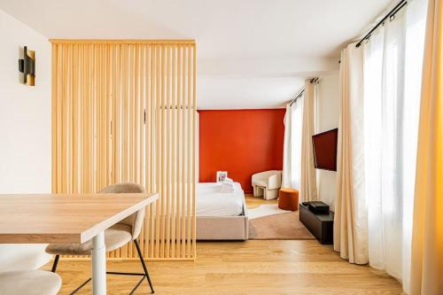 une chambre avec un lit et une table dans une pièce dans l'établissement 21#Studio 2 pers#Bon Marché#St Germain#Paris 6, à Paris