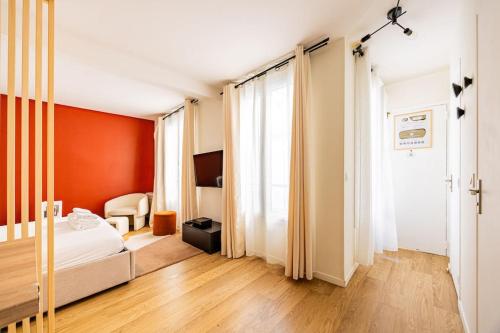une chambre avec des murs orange et un lit dans une pièce dans l'établissement 21#Studio 2 pers#Bon Marché#St Germain#Paris 6, à Paris