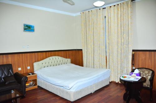 Postel nebo postele na pokoji v ubytování Kefayat Hotel