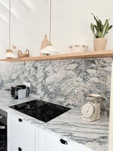 a kitchen with a marble counter top at Monte de Santa Rita in Évora Monte