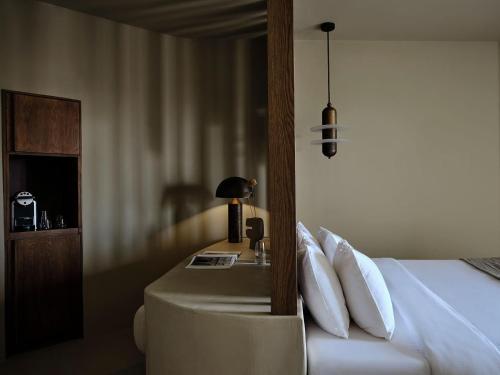 Postel nebo postele na pokoji v ubytování Andronis Concept Wellness Resort
