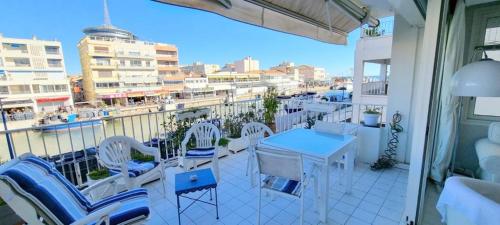 Μπαλκόνι ή βεράντα στο Chez Ginou Vue imprenable sur le canal et la mer