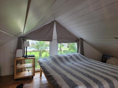 une chambre avec un lit et une fenêtre dans l'établissement Villa Alabama, à Biscarrosse