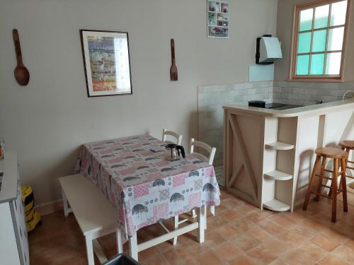 une chambre avec une table et une cuisine avec un comptoir dans l'établissement Joli appartement 3 pièces au centre de Trouville, à Trouville-sur-Mer