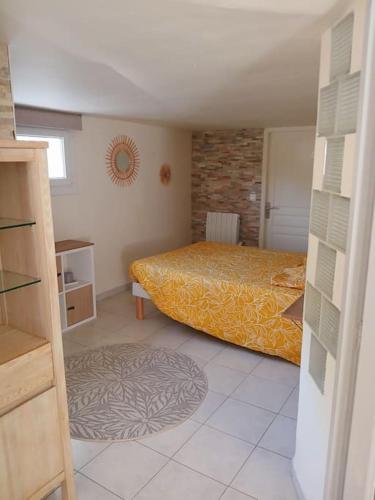 une chambre avec un lit et un mur de briques dans l'établissement Vaste bas de villa Le Belvédère, à Draguignan
