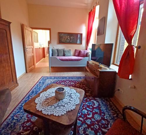 un soggiorno con un divano e un tavolo di Ferienwohnung ANTIK a Gotha