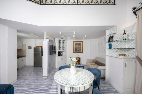 a kitchen and living room with a table and chairs at Casetta Arienzo in Positano