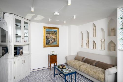 a living room with a couch and a table at Casetta Arienzo in Positano