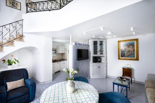 a living room with a couch and a table at Casetta Arienzo in Positano