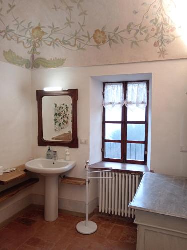 BrusascoにあるCasa Vialardiの洗面台と窓のあるバスルーム