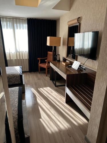 Televisyen dan/atau pusat hiburan di Grand Denizli Hotel
