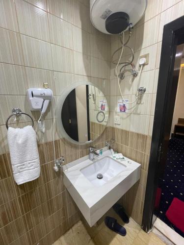 a bathroom with a sink and a mirror at فندق عين دره in Sawdāʼ