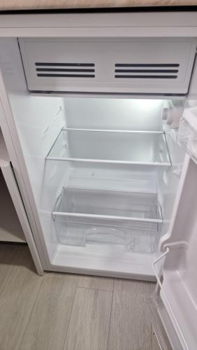 バルツィにあるnew 2 roomのキッチンにあるドアが開いたままの空の冷蔵庫
