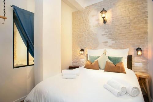 une chambre avec un lit blanc avec des serviettes dessus dans l'établissement P1- Wonderful Experience Near Montmatre for 4-6p, à Paris