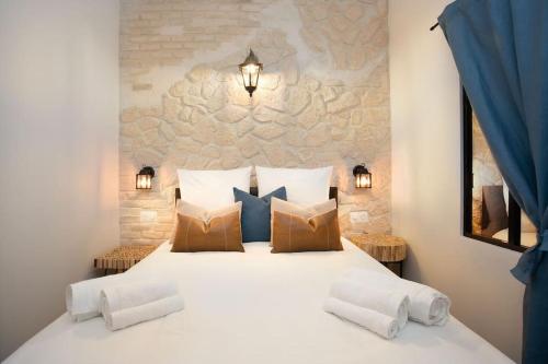 une chambre avec un grand lit blanc avec deux oreillers dans l'établissement P1- Wonderful Experience Near Montmatre for 4-6p, à Paris